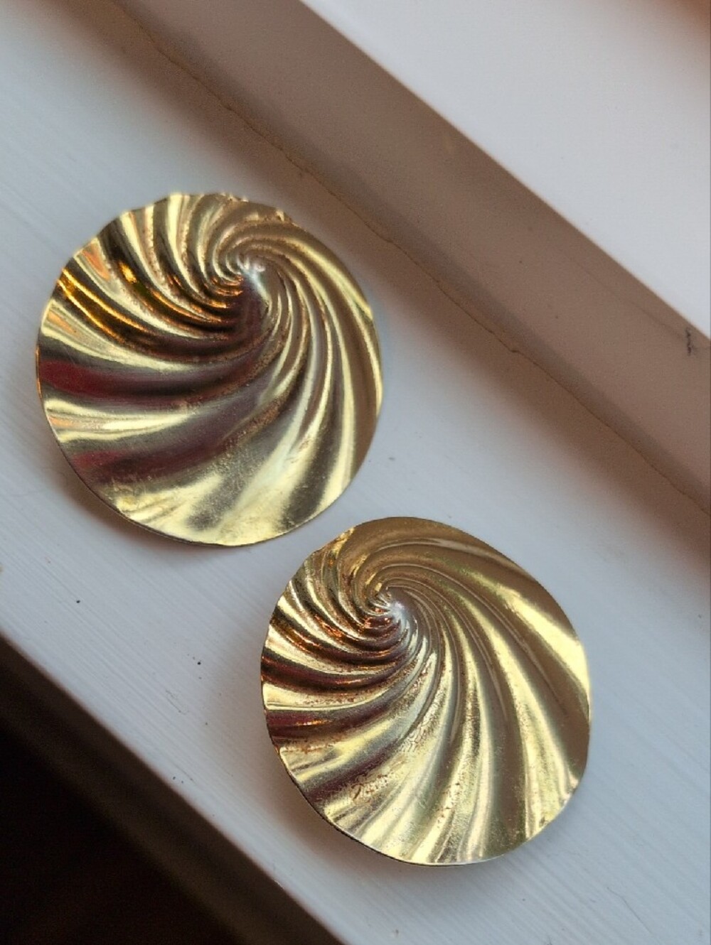 Vintage 1980's Gold Swirl Clip Ons
